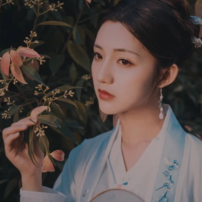 文藝帶團扇女生頭像，唯美古風真人頭像