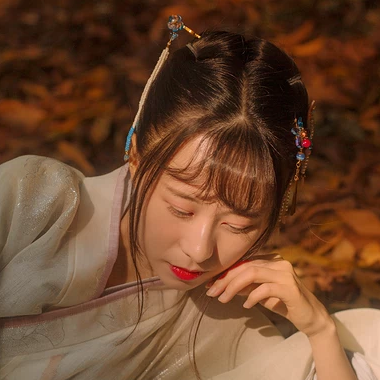 秋藝帶折扇女生頭像，唯美古風(fēng)真人頭像