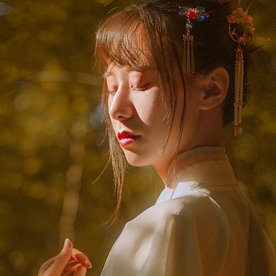 秋藝帶折扇女生頭像，唯美古風(fēng)真人頭像