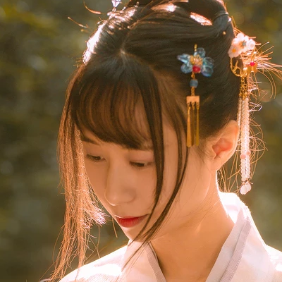 秋藝帶折扇女生頭像，唯美古風(fēng)真人頭像