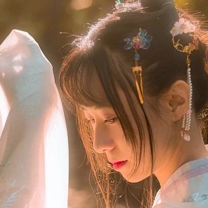 秋藝帶折扇女生頭像，唯美古風(fēng)真人頭像