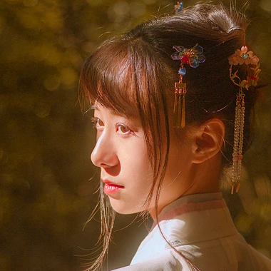 秋藝帶折扇女生頭像，唯美古風(fēng)真人頭像