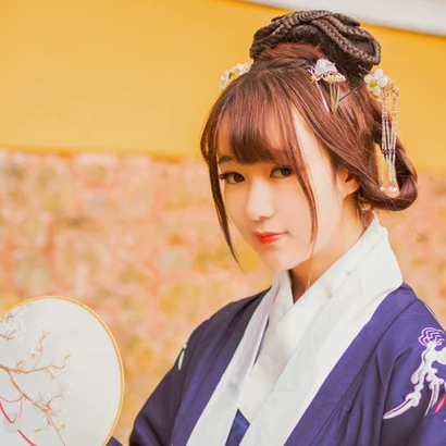 金黃銀杏帶團扇女生頭像，唯美古風(fēng)真人頭像