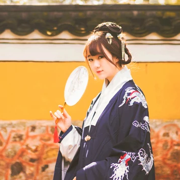 金黃銀杏帶團扇女生頭像，唯美古風(fēng)真人頭像