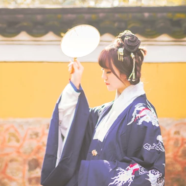 金黃銀杏帶團扇女生頭像，唯美古風(fēng)真人頭像