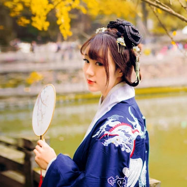 金黃銀杏帶團扇女生頭像，唯美古風(fēng)真人頭像