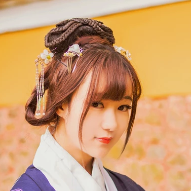 金黃銀杏帶團扇女生頭像，唯美古風(fēng)真人頭像