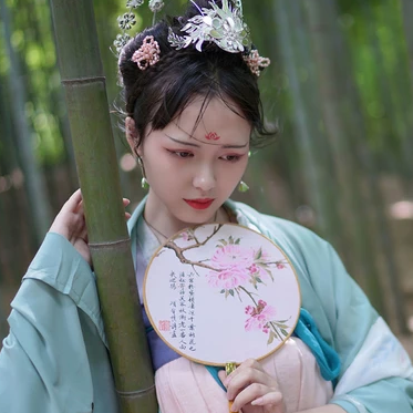 嬌艷帶團扇女生頭像，唯美古風(fēng)真人頭像