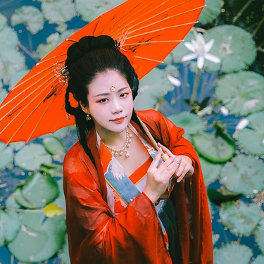 蓮池邊帶紅傘紅衣女生頭像，唯美古風(fēng)真人頭像
