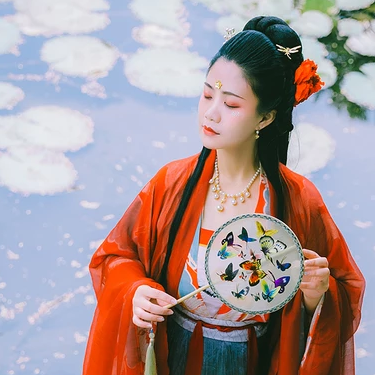 蓮池邊帶紅傘紅衣女生頭像，唯美古風(fēng)真人頭像