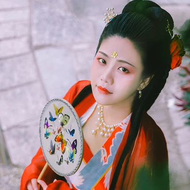 蓮池邊帶紅傘紅衣女生頭像，唯美古風(fēng)真人頭像