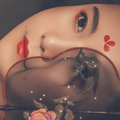 嬌艷帶團(tuán)扇紅衣女生頭像，唯美古風(fēng)真人頭像