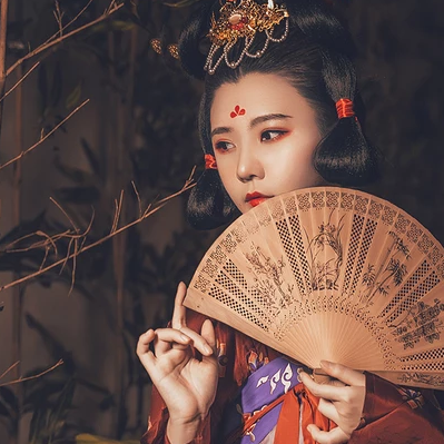 嬌艷帶團(tuán)扇紅衣女生頭像，唯美古風(fēng)真人頭像