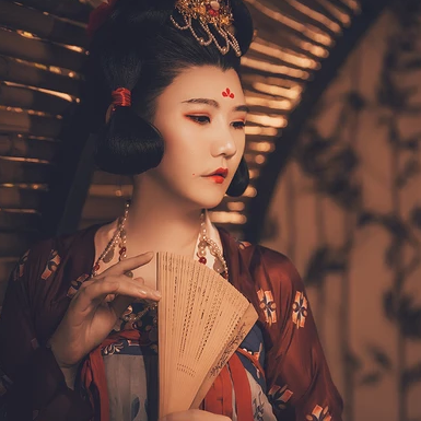 嬌艷帶團(tuán)扇紅衣女生頭像，唯美古風(fēng)真人頭像