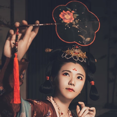嬌艷帶團(tuán)扇紅衣女生頭像，唯美古風(fēng)真人頭像