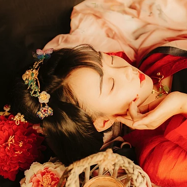 妖艷紅衣女生頭像，唯美古風真人頭像
