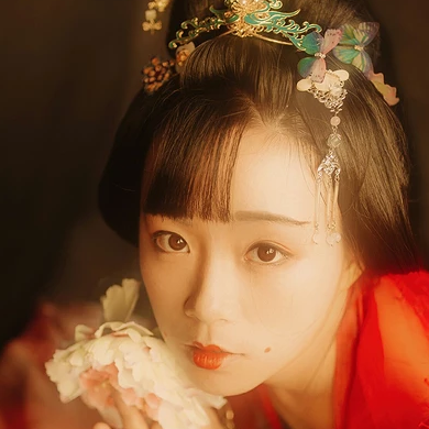 妖艷紅衣女生頭像，唯美古風真人頭像