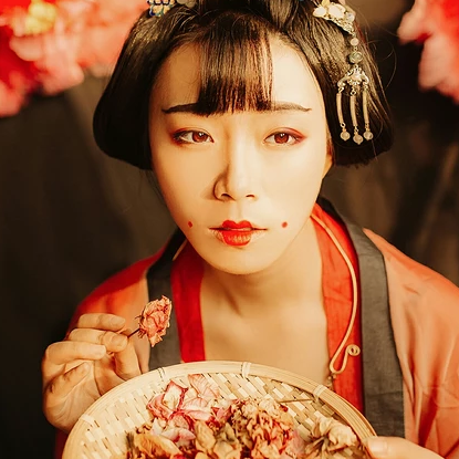 妖艷紅衣女生頭像，唯美古風真人頭像