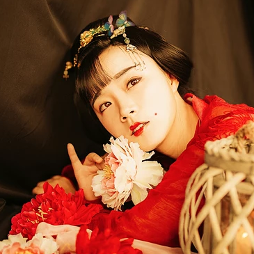 妖艷紅衣女生頭像，唯美古風真人頭像