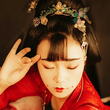 妖艷紅衣女生頭像，唯美古風真人頭像