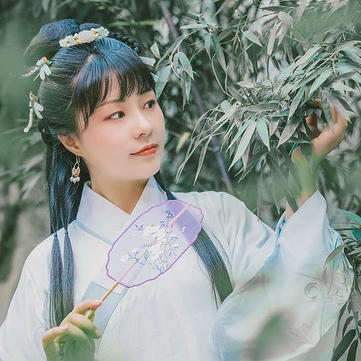 庭院帶團扇女生頭像，唯美古風真人頭像