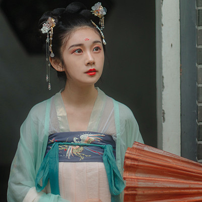庭院長廊帶傘女生頭像，唯美古風真人頭像