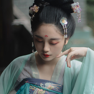 庭院長廊帶傘女生頭像，唯美古風真人頭像