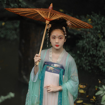 庭院長廊帶傘女生頭像，唯美古風真人頭像