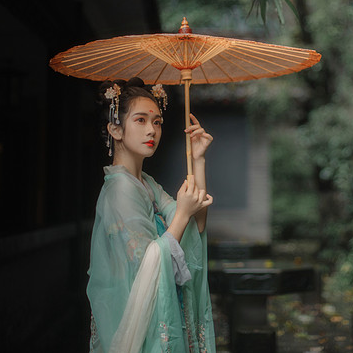 庭院長廊帶傘女生頭像，唯美古風真人頭像