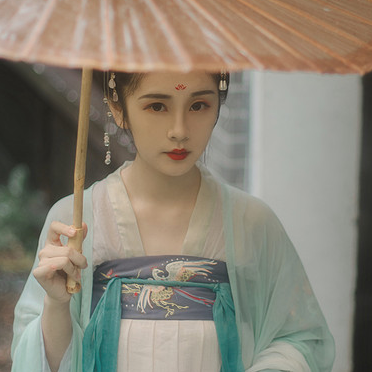 庭院長廊帶傘女生頭像，唯美古風真人頭像