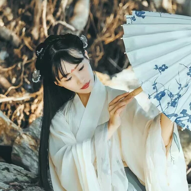 素衣帶傘和團(tuán)扇女生頭像，唯美古風(fēng)真人頭像