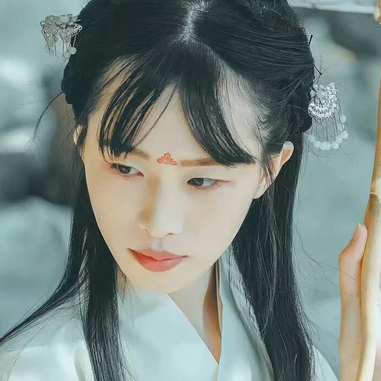 素衣帶傘和團(tuán)扇女生頭像，唯美古風(fēng)真人頭像