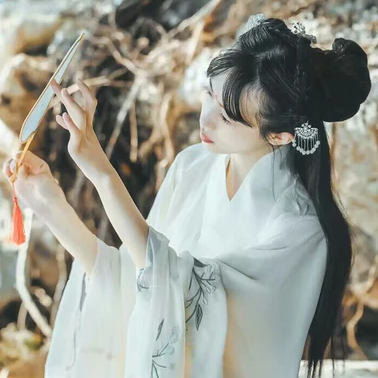 素衣帶傘和團(tuán)扇女生頭像，唯美古風(fēng)真人頭像