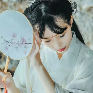 素衣帶傘和團(tuán)扇女生頭像，唯美古風(fēng)真人頭像