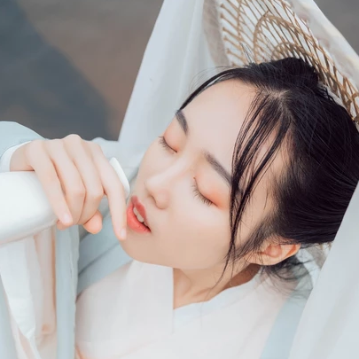 白衣俠客喝酒女生頭像，唯美古風(fēng)真人頭像