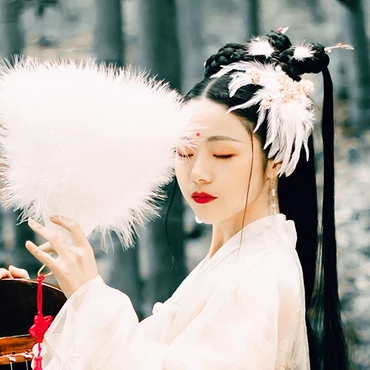 羽毛下雪白衣女生頭像，唯美古風(fēng)真人頭像
