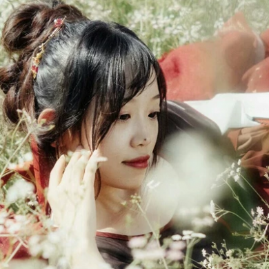 花叢中帶折扇女生頭像，唯美古風真人頭像