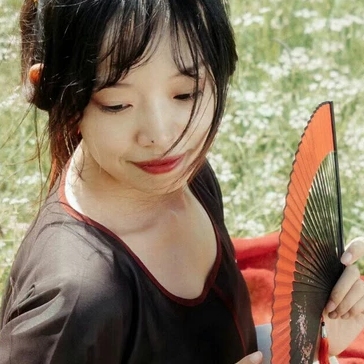 花叢中帶折扇女生頭像，唯美古風真人頭像