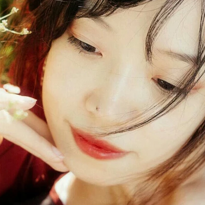 花叢中帶折扇女生頭像，唯美古風真人頭像