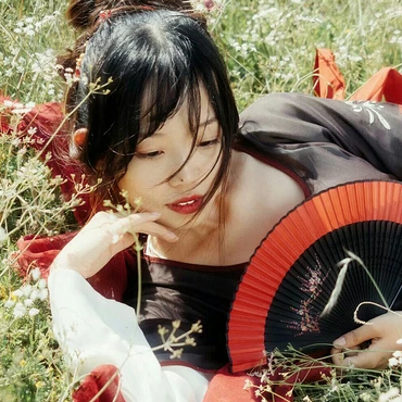 花叢中帶折扇女生頭像，唯美古風真人頭像