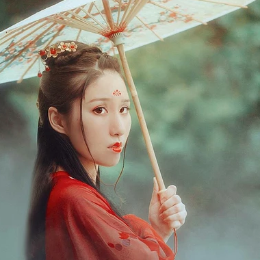 相思紅衣帶傘女生頭像，唯美古風真人頭像