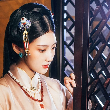 優(yōu)雅復(fù)古帶團(tuán)扇女子頭像，唯美古風(fēng)真人頭像