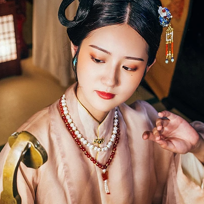 優(yōu)雅復(fù)古帶團(tuán)扇女子頭像，唯美古風(fēng)真人頭像