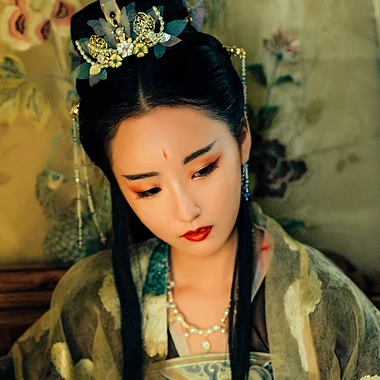 華麗妝容帶團扇女子頭像，唯美古風(fēng)真人頭像