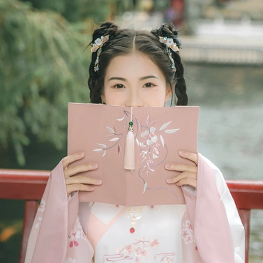 粉嫩提燈少女頭像，唯美古真人頭像