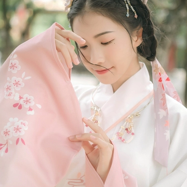 粉嫩提燈少女頭像，唯美古真人頭像