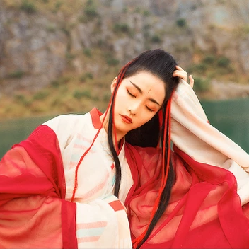 紅衣女子霸氣喝酒頭像，唯美古風真人頭像