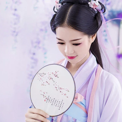 飄逸紫衣帶團扇女生頭像，唯美古風真人頭像
