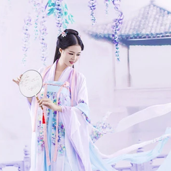飄逸紫衣帶團扇女生頭像，唯美古風真人頭像