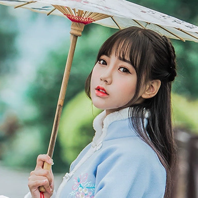 可愛帶團(tuán)扇和傘女生頭像，唯美古風(fēng)真人頭像